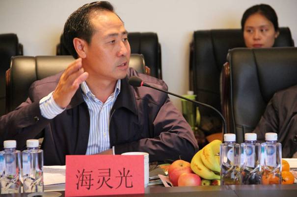 海南省內蒙古商會(huì )會(huì )長(cháng)、內蒙古農牧業(yè)產(chǎn)業(yè)化龍頭企業(yè)協(xié)會(huì )海南辦事處主任海靈光介紹對接情況.JPG