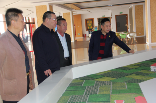 協(xié)會(huì )會(huì )長(cháng)周勇一行到三主糧天然燕麥產(chǎn)業(yè)園區參觀(guān)調研