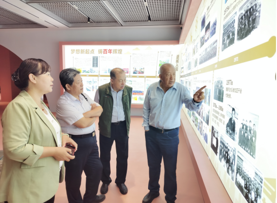 協(xié)會(huì )執行會(huì )長(cháng)林永亮一行到赤峰東黎羊絨集團調研