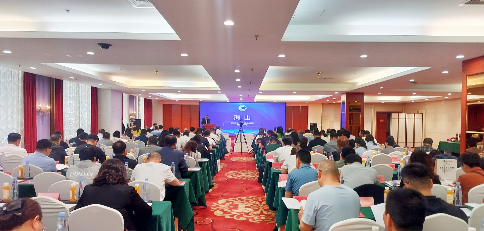 乘風(fēng)遠航啟新程-內蒙古農牧業(yè)產(chǎn)業(yè)化龍頭企業(yè)協(xié)會(huì )第五屆理事會(huì )換屆工作順利完成